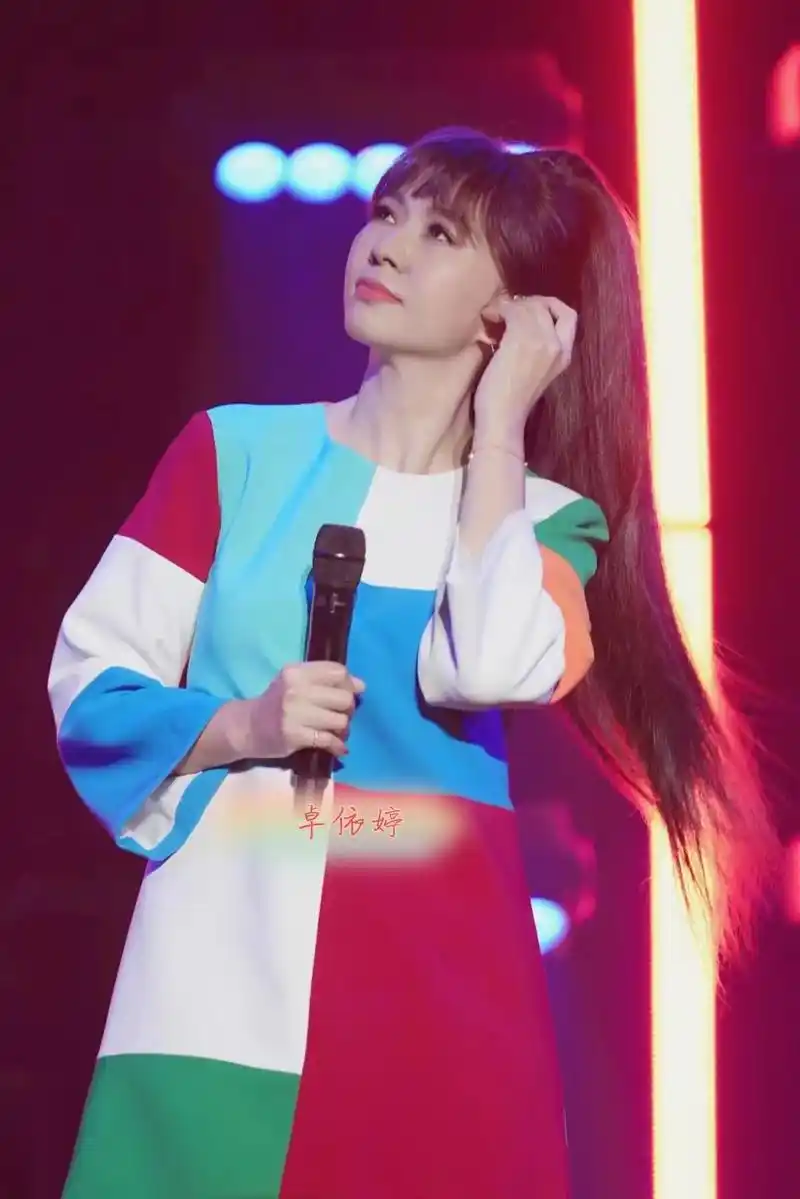 卓依婷#演唱会现场照片#你怎么说#我是边炒菜边听太好听了17 - 抖