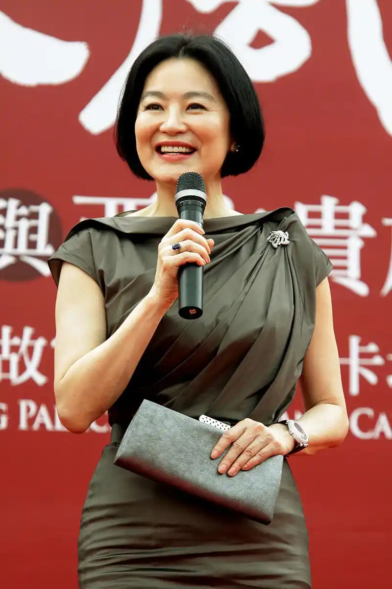 林青霞就是那种一生好命的,带着一些旧时代特色的娇气,优渥,雍容,富贵