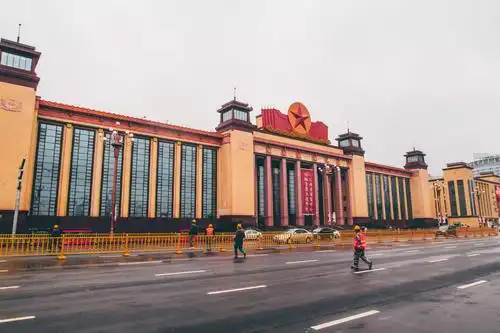 这是八一广场上最宏伟醒目的建筑——江西省展览中心