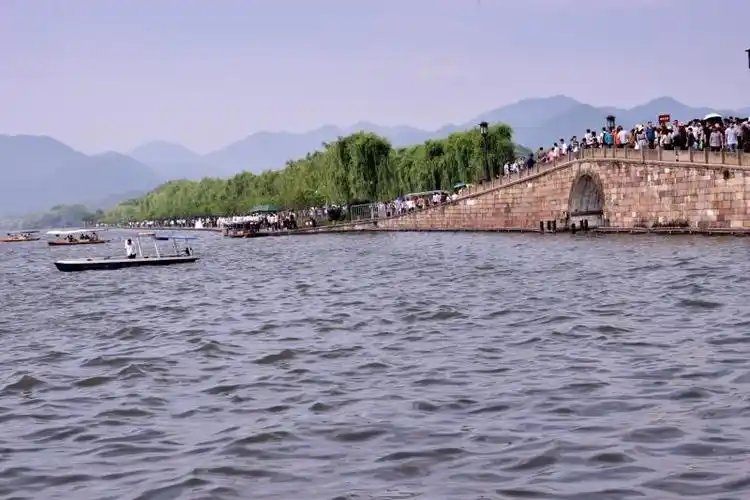 西湖三座爱情桥(断桥,长桥,西泠桥)故事.