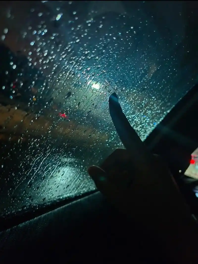 rainy day.#下雨天 #车窗外 所有人对我来说都不过 - 抖音