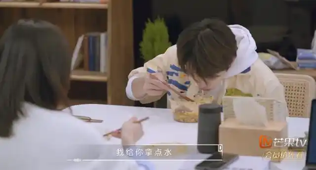 看到易烊千玺吃面的方式,才19岁就这么自律,活该人家身材好!