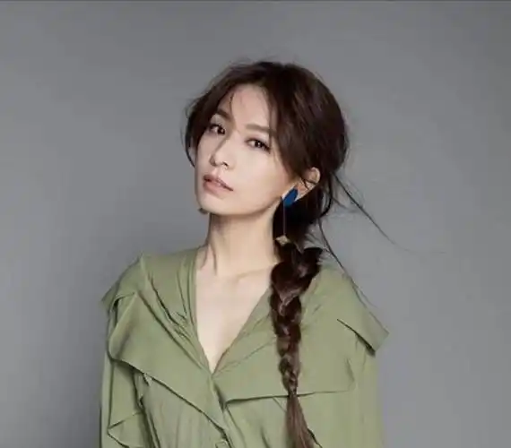 37岁田馥甄少女感十足,只因太会穿,白裙清纯印花裙优雅_look_女明星