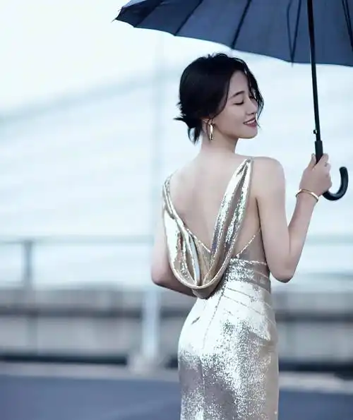 蓝盈莹一身金背裙美得让人心跳加速!_时尚_来自_图片