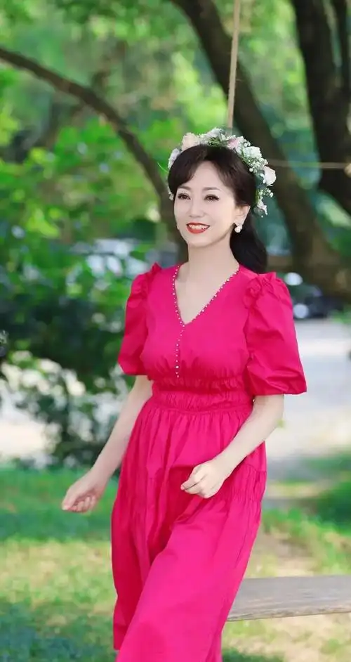 赵雅芝真是够冻龄穿玫红色连衣裙似小姑娘是吃了防腐剂吗