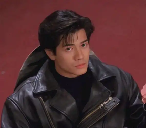 在上世纪90年代初期,那是香港娱乐圈风云四起的年代,歌坛涌现出四大