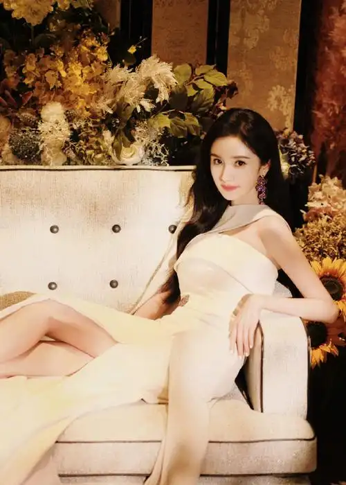 杨幂开叉披风白裙#杨幂 最新活动造型,纯白斜肩开衩披风礼服高加种