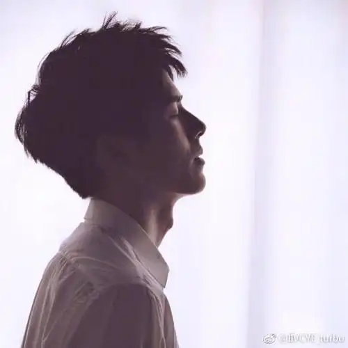 一组刘昊然闭眼瞬间 是小鹿乱撞的心动时刻