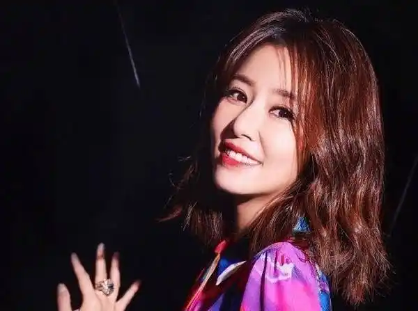 林心如女儿小海豚正面照被公开?