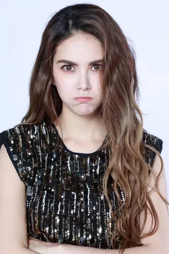 昆凌亮片裙露"7"型背 性感身材嘟嘴卖萌