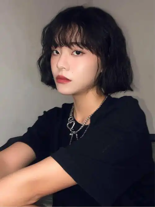 2021冬天你就差一款"慵懒法式蛋卷烫"_发型