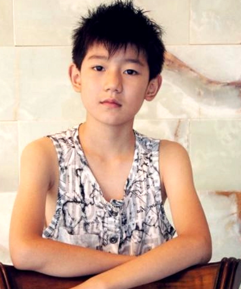 李易峰作为如今备受大家喜欢的小鲜肉,小时候的他一点也不比现在差