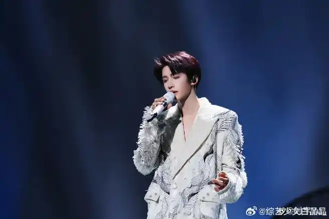 白色西装搭配大背头,简直是从小说中走出来的帅气年轻霸总本人!