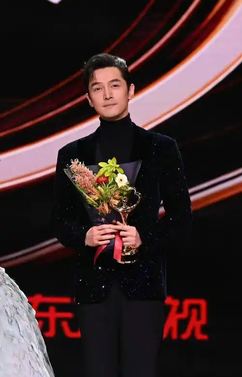 明星胡歌时尚写真:男神气质,气宇不凡