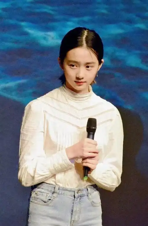 黄磊女儿穿紧身背心打扮太成熟老气横秋像辣妹但时尚感真的强