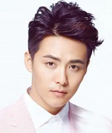 体验新款男生梳偏分短烫发造型演绎阳光灿烂帅气短发更加完美2