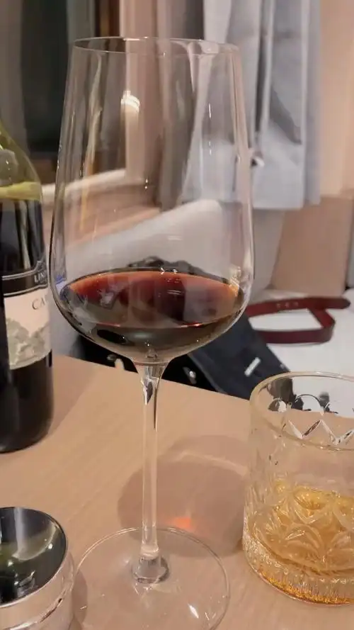 一人独饮一杯酒,半醉半醒半忧愁.-度小视