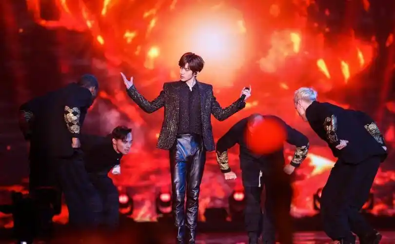 原创蔡徐坤最新写真照穿蓝色衬衫配条纹大衣撞色复古风领结好抢镜