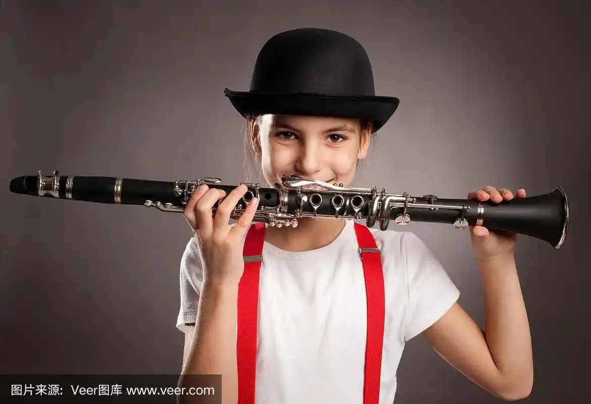 小女孩在吹单簧管