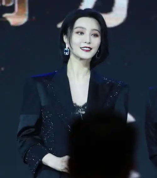 范冰冰出席活动生图短发造型清爽又干练并且还稍微有些可爱