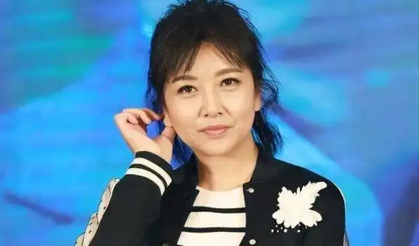 55岁江珊:闪婚震惊一时,与靳东姐弟恋5年,如今却依旧美如少女