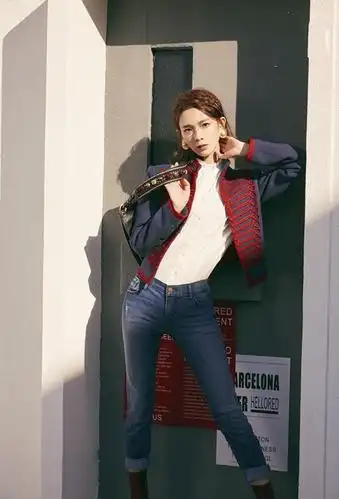 陈瑶为显身材真拼,脚踩两根针却要扶墙,终于知道美的重要性了!