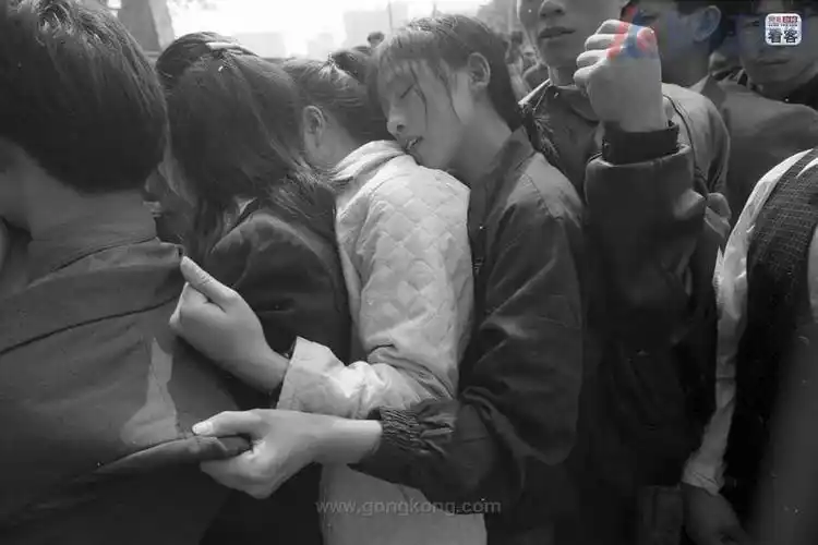 2001年春运期间,一名女子在购票的