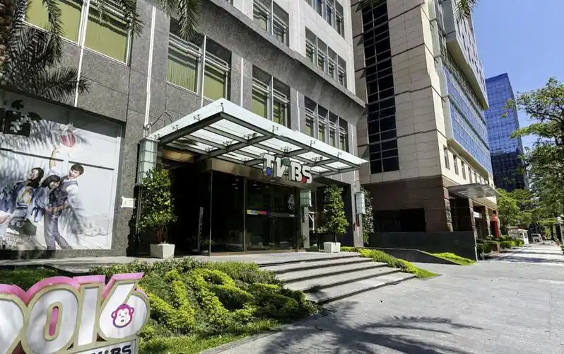 据《镜周刊》报道,近来接下"东风卫视"节目主持棒的前东森当家主播