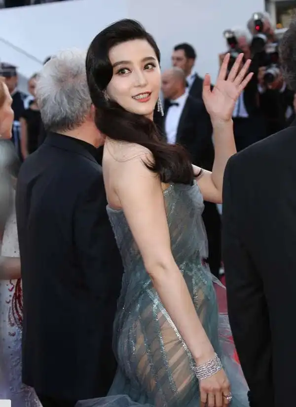 范冰冰透视裙露出曼妙曲线,却暴露了她肥臀的本质