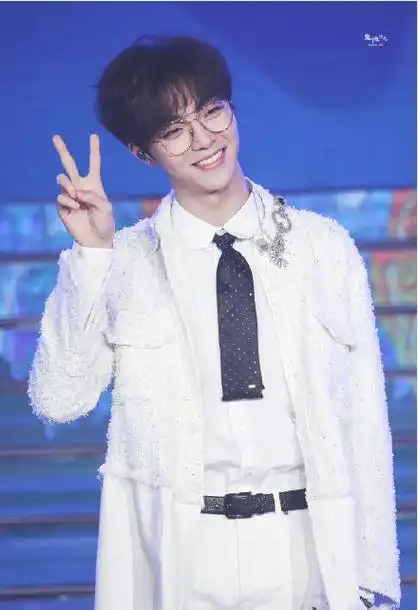 陈立农金丝眼镜