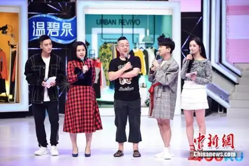 张绍刚跨界主持时尚节目 呼吁全民建立合理消费观