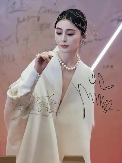 范冰冰复出后首次红毯亮相白色礼服加珍珠项链依旧是女王范儿