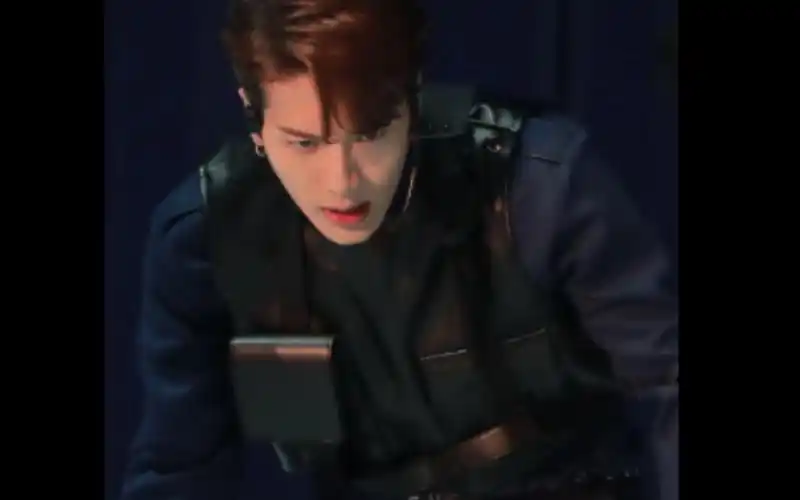 【王嘉尔】蓝色制服 超帅舞台妆造 性张力满满!