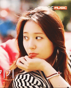 貌美长头发性感诱人嘟嘴卖萌郑秀晶gif动图_动态图_表情包下载_soogif