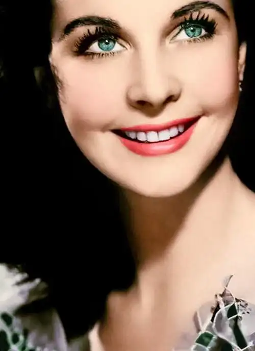 费雯丽圆润而俊俏的下颌,唇线清晰而优雅,.