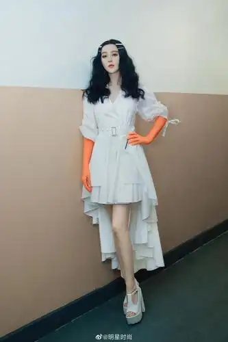 范冰冰一身白色收腰衬衫连衣裙出席秀场看秀