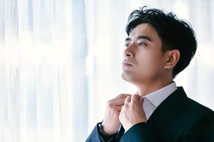 回顾陈龙:和好兄弟胡歌六搭出演《繁花》,娶章龄之,今家庭圆满