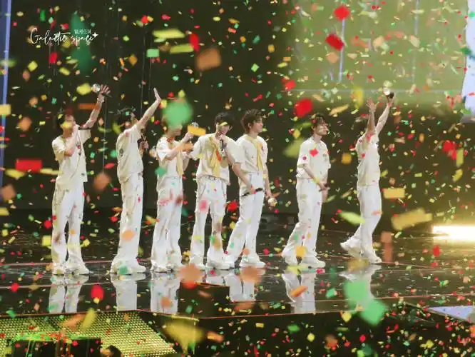 时团 enhypen#时代少年团开两场演唱会,全世界都吻了上来#时代少年团