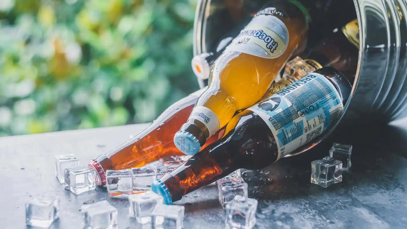 夏日清凉冰镇啤酒图片电脑壁纸