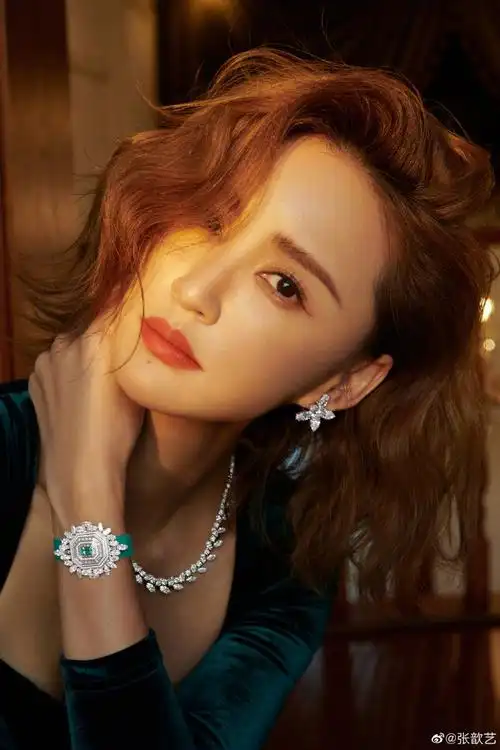 张歆艺墨绿长裙圣诞风写真