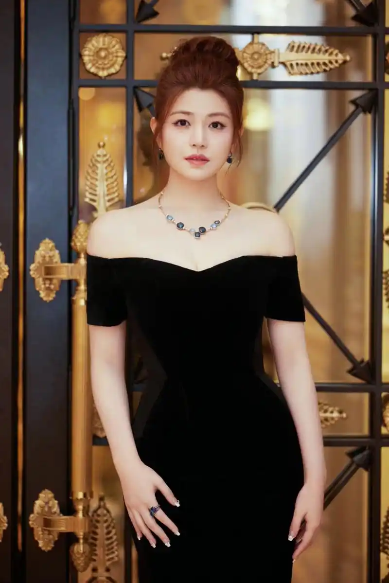 陈妍希# 一袭黑色抹胸吊带裙,肤白貌美的容颜,窈窕曼妙的身材,丰满傲