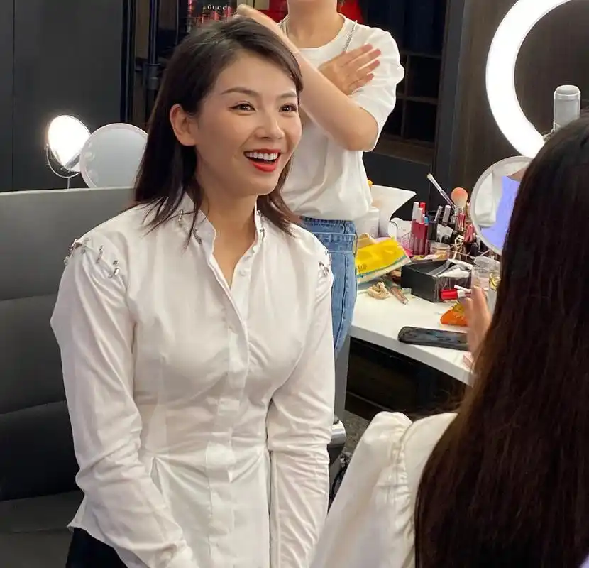 刘涛现身薇娅直播间,两人同穿白衬衫,看不出俩人体重相差近10斤