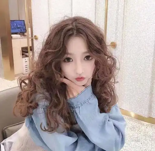 2020流行一种烫发叫"芭比烫",不仅是洋气十足,发量少也很适合