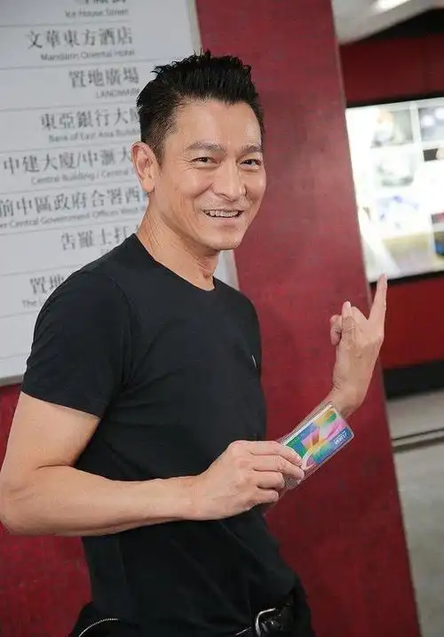 57岁刘德华近照曝光身材健硕气色佳脸部皱纹横生驼背没气质