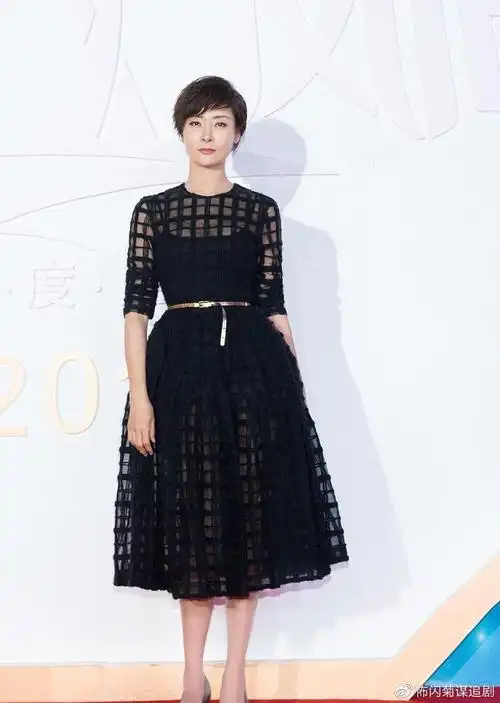 48岁柯蓝太自律了穿16年前的礼服主持那么紧身愣是没一丝赘肉