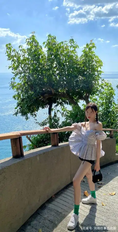 三月初就穿短袖短裤的赵尧珂,扎双马尾却不显土气