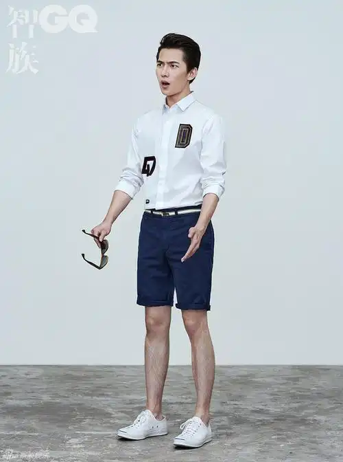 组图:杨洋学院风主题大片 表情鬼马总裁范儿足_高清图集_新浪网