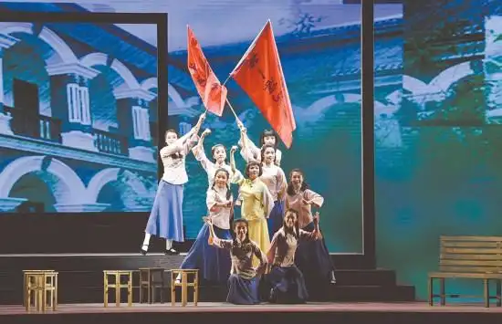 全剧通过杨开慧英勇就义前在狱中对过往的回忆,以无缝链接的舞台