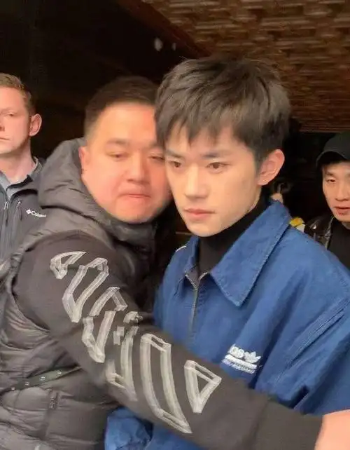 胖虎亲密搂着易烊千玺,两人表情差太多!粉丝调侃:像极了爱情