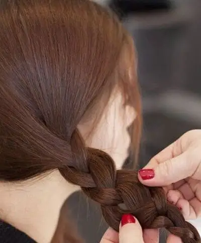 无刘海蓬松发型扎法 中分无刘海扎头发教程